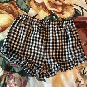 Ruffle -tie black and white plaid shorts
